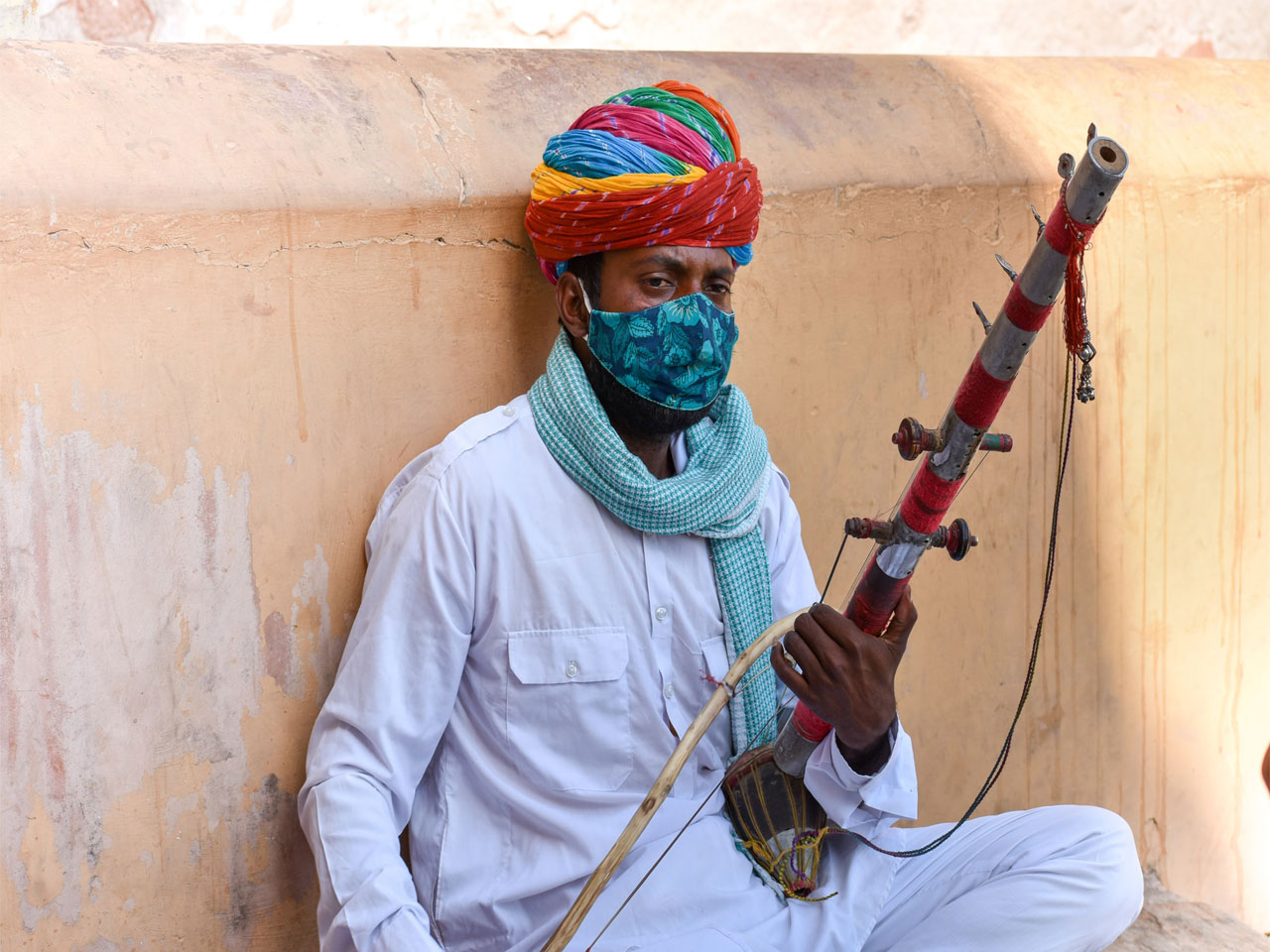 Rajasthani-Man-Singing-Song-Front-of-Tourist