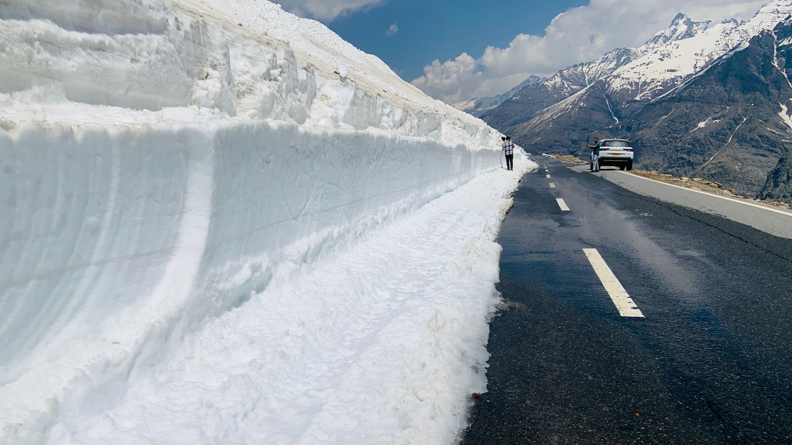 Read more about the article Rohtang Pass Latest Updates: Heavy Snowfall on 30th May 2024 – Is it the right time to plan a trip to Manali?